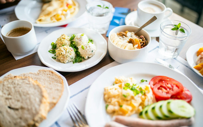 Why Restaurant Scrambled Eggs Taste Better Than Yours and the Technique Chefs Actually Use